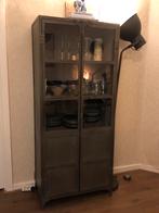Industriële servies/vitrinekast (metaal grijs met glas, Huis en Inrichting, Ophalen, 50 tot 100 cm, Zo goed als nieuw, Metaal