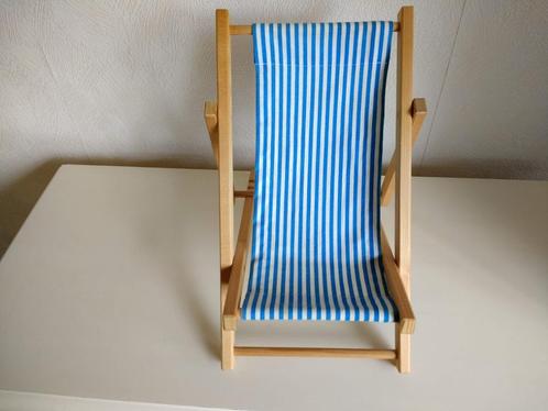 Poppenstoel, model strandstoel blauw met witte stof, Verzamelen, Poppen, Zo goed als nieuw, Accessoires, Ophalen of Verzenden