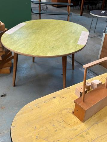 Vintage tafel beschikbaar voor biedingen