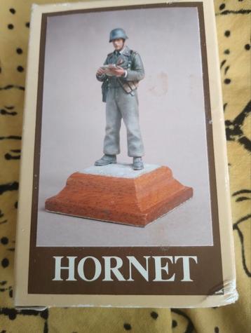 Hornet GH29 Officier met kaart miniatuur beschikbaar voor biedingen