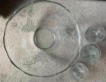 Glazen punchbowl en 7 kopjes met fruit in relief aan zijkant beschikbaar voor biedingen