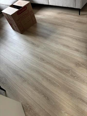 +/- 30m2 laminaatvloer beschikbaar voor biedingen