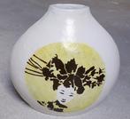 Zware fles / vaas Japanese Girlfriend van aardewerk, Huis en Inrichting, Woonaccessoires | Vazen, Ophalen, Wit, Aardewerk of Porselein