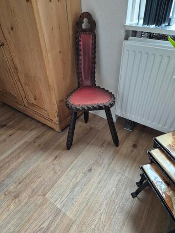 Vintage Spaanse brutalist drie poot krukje  -  stoeltje  beschikbaar voor biedingen