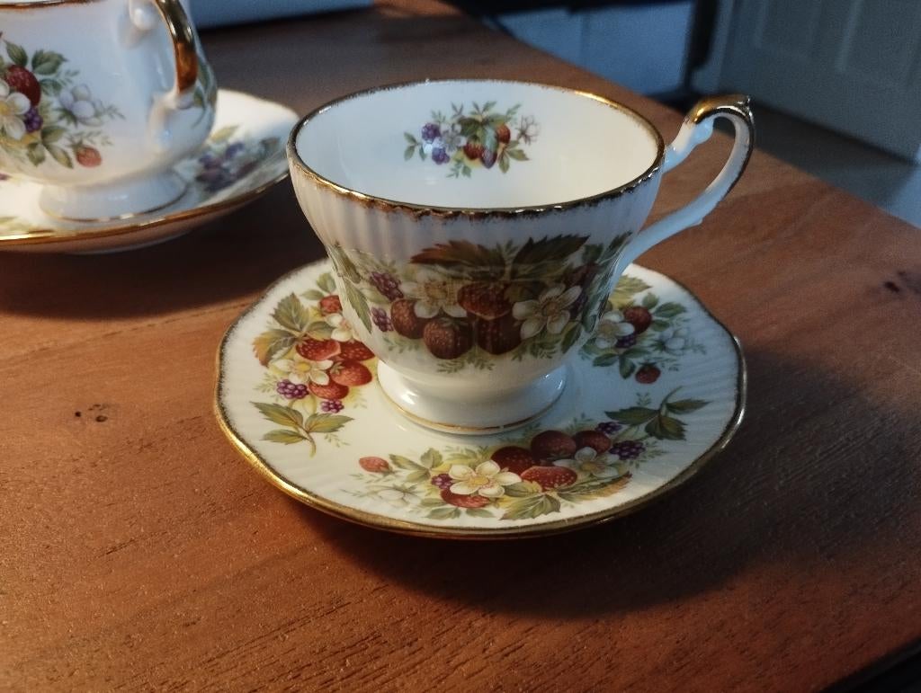 Kop en schotel, Overige materialen, Ophalen of Verzenden, Zo goed als nieuw, Overige stijlen