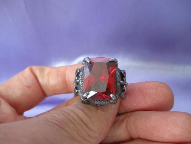 Vintage look red cubic zirconia crown ring, Sieraden, Tassen en Uiterlijk, Ringen, Nieuw, Heer, 20 of groter, Zilver, IJzer of Staal