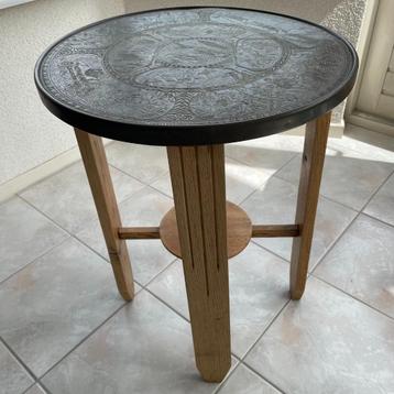Art Deco bijzettafel, rijk bewerkte messing tafelblad beschikbaar voor biedingen