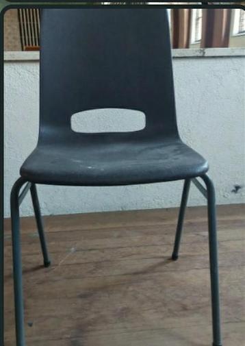 IN PRIJS VERLAAGD 16 donkerbruine stapelbare stoelen beschikbaar voor biedingen