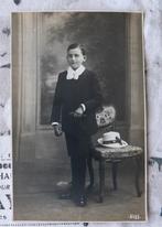 Communie C6 - Jongen ( hoed op stoel ), Gebruikt, Verzenden, Foto, Voor 1940