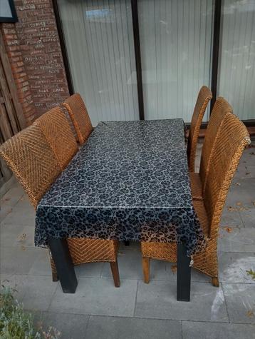6 persoons tafel + stoelen beschikbaar voor biedingen