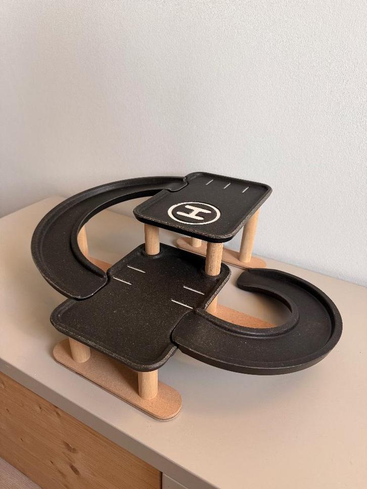 Plantoys - Race N Play Parking Garage - Auto garage zwart, Kinderen en Baby's, Speelgoed | Houten speelgoed, Gebruikt, Overige typen