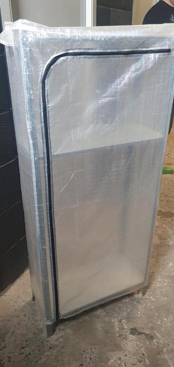 Hyllis (IKEA) kast plus hoes beschikbaar voor biedingen