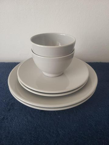 2 schaaltjes, 2 boterhambordjes, 2 dinerborden Vista Alegre beschikbaar voor biedingen