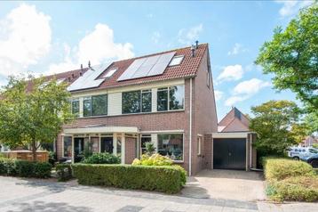 Hoekhuis Heiloo met 21 zonnepanelen en prachtige veranda.  beschikbaar voor biedingen
