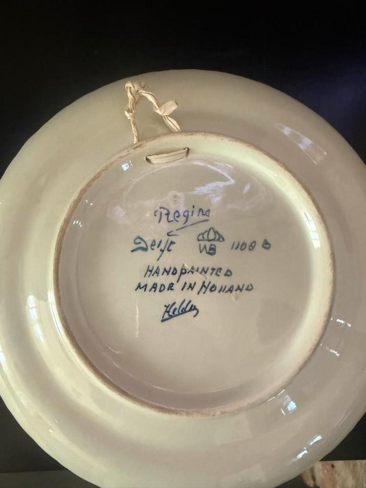 Delfts Blauw Wandbord Regina - Handgeschilderd, Antiek en Kunst, Antiek | Wandborden en Tegels, Ophalen of Verzenden