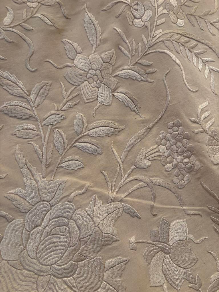 Antieke geborduurde vaandel creme bloemen, Verzenden