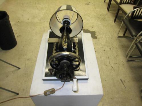 Wandlamp gemaakt van antieke naaimachine, werkend, Antiek en Kunst, Antiek | Lampen