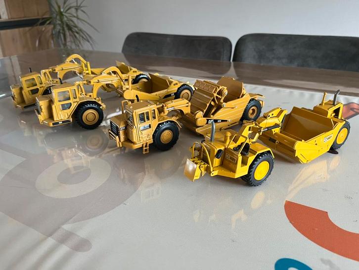 Vier Caterpillar scrapers Norscot NZG, Hobby en Vrije tijd, Modelauto's | 1:50, Zo goed als nieuw, Hijskraan, Tractor of Landbouw