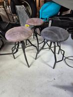 Drie leren krukjes, 2x bruin, 1x zwart, Ophalen, In hoogte verstelbaar, Gebruikt, Staal