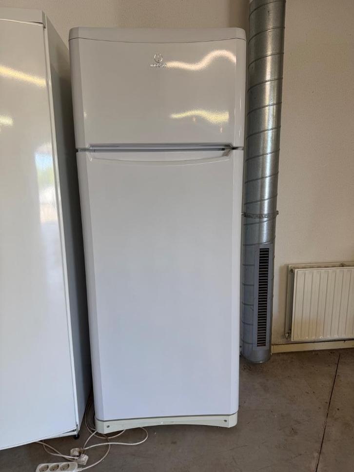 Koelvriescombinatie indesit, Witgoed en Apparatuur, Koelkasten en IJskasten, Zo goed als nieuw, Met vriesvak, 200 liter of meer