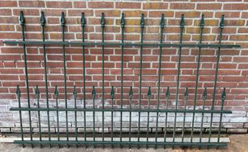 Een deel sierlijk spijlenhekwerk met afgeronde punten beschikbaar voor biedingen