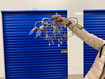 Mooie kroonluchter met kristallen details beschikbaar voor biedingen