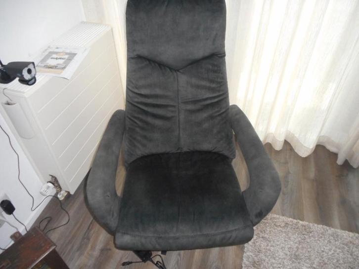 AANGEBODEN IN NIEUWSTAAT ELEKTRISCHE STOEL MET GARANTIE., Huis en Inrichting, Fauteuils, Zo goed als nieuw, Stof, Ophalen
