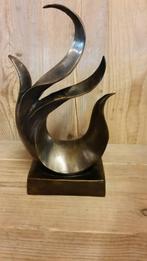 ABSTRACTE VLAM OP VOET / bronzen beeld