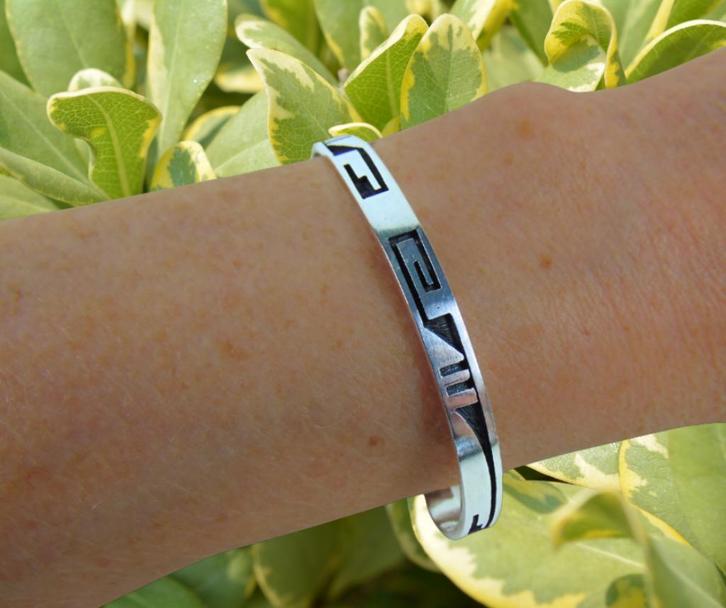 Prachtige HOPI zilveren tribal Norman Honie overlay armband!, Sieraden, Tassen en Uiterlijk, Armbanden, Zo goed als nieuw, Zilver