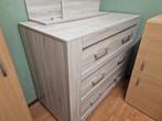 Lichtgrijs eiken commode en hangplankje, Ophalen of Verzenden, Zo goed als nieuw, Jongetje of Meisje