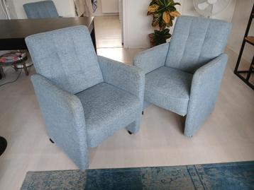 4 eetkamerstoelen op wieltjes, blauwe stof beschikbaar voor biedingen