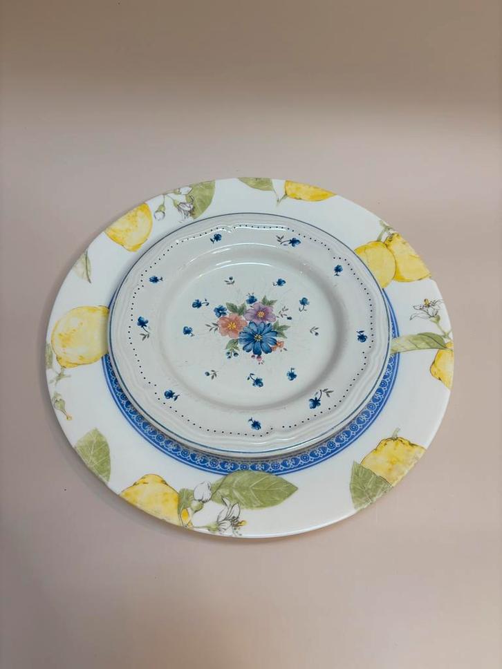 Vintage Borden Set: Citroen & Bloemenprint, Huis en Inrichting, Keuken | Servies, Gebruikt, Bord(en), Overige stijlen, Keramiek