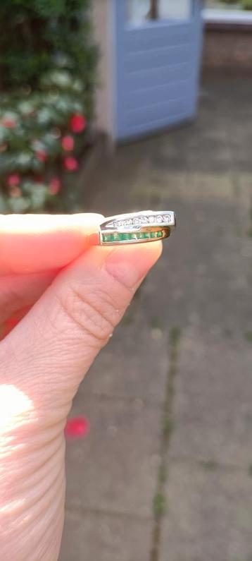 Gouden ring met smaragd en briljanten maat 18 beschikbaar voor biedingen