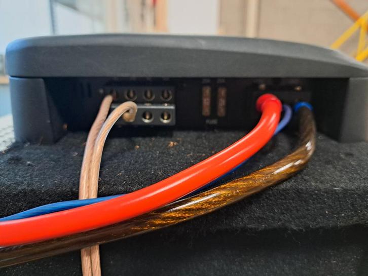 JBL GTO-804 auto versterker, Auto diversen, Dakkoffers, Zo goed als nieuw, Ophalen