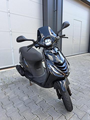 Piaggio Zip 4T Scooter Glans Zwart FULL LED 45km/u (BROM) beschikbaar voor biedingen