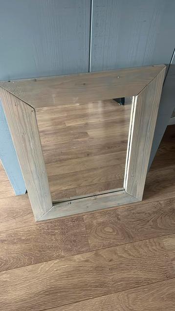 2x spiegel met houten lijst beschikbaar voor biedingen