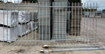 Ijzeren poort met poortje   beschikbaar voor biedingen