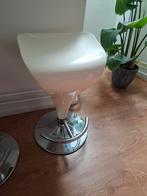 Moderne witte barkruk met voetsteun, Huis en Inrichting, Ophalen, Gebruikt, Met voetsteun, 60 tot 90 cm