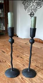 Set van 2 zwarte metalen kandelaars., Ophalen of Verzenden, Zo goed als nieuw, Metaal, 25 tot 50 cm