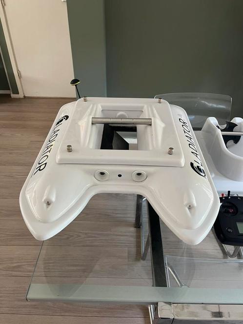 Gladiator voerboot met lowrance fishfinder en dieptemeter !!, Watersport en Boten, Hengelsport | Karpervissen, Zo goed als nieuw