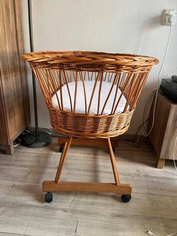 Rieten Wieg met Wieltjes beschikbaar voor biedingen
