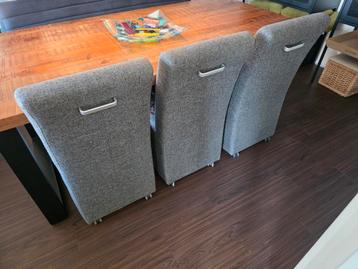 6 Mooie Grijze Eetkamerstoelen beschikbaar voor biedingen