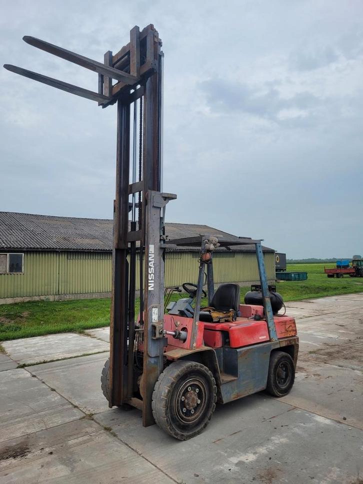 nissan 4 ton heftruck, Zakelijke goederen, Machines en Bouw | Heftrucks en Intern transport, Heftruck, LPG, 1000 tot 2000 kg, Ophalen