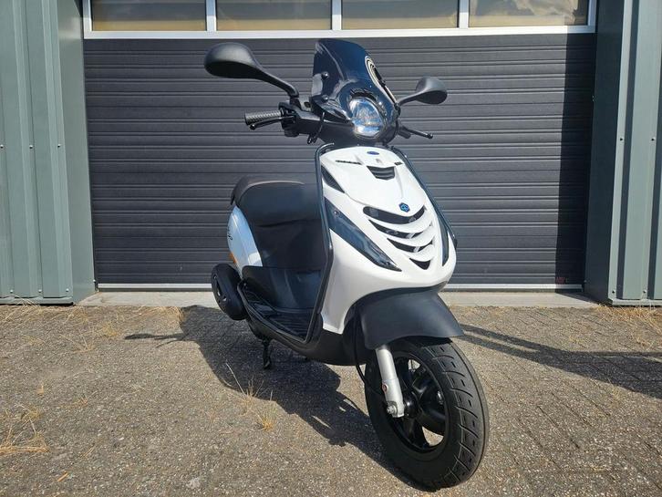 PIAGGIO ZIP 4T E5 BROM BJ 06-2022 WIT 1954KM + OPTIES, Fietsen en Brommers, Brommers | Tuning en Styling, Zo goed als nieuw, Ophalen of Verzenden