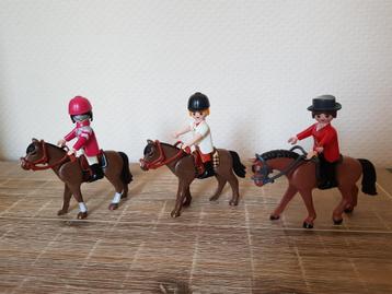 Playmobil set van drie paarden met wedstrijd ruiters beschikbaar voor biedingen