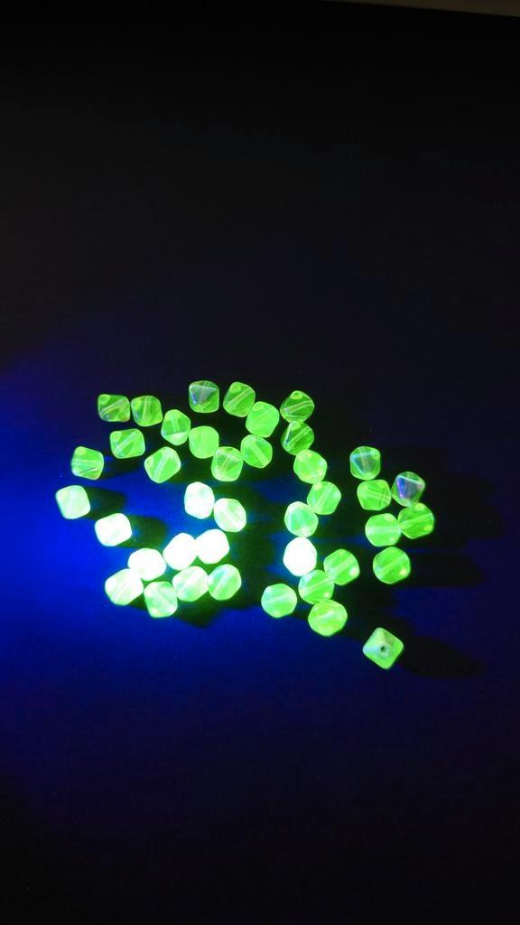 Veertig uranium  facet kralen, Hobby en Vrije tijd, Kralen en Sieraden maken, Zo goed als nieuw, Kraal, Ophalen of Verzenden