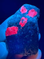 Fluorescerend robijn, tanzania., Verzamelen, Mineralen en Fossielen, Ophalen of Verzenden