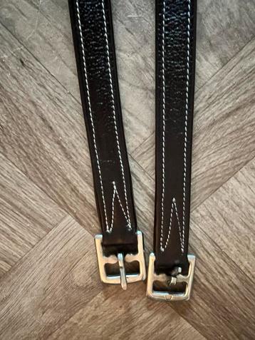 Bruine beugelriemen beschikbaar voor biedingen