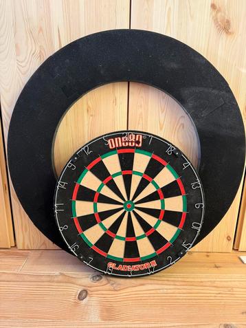 Dartbord + beschermrand zgan one80 Gladiator 3 professioneel beschikbaar voor biedingen