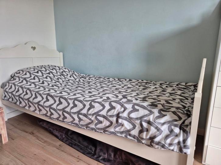 Eenpersoonsbed met hartjes, Huis en Inrichting, Slaapkamer | Bedden, Gebruikt, Eenpersoons, 90 cm, 200 cm, Hout, Wit, Ophalen